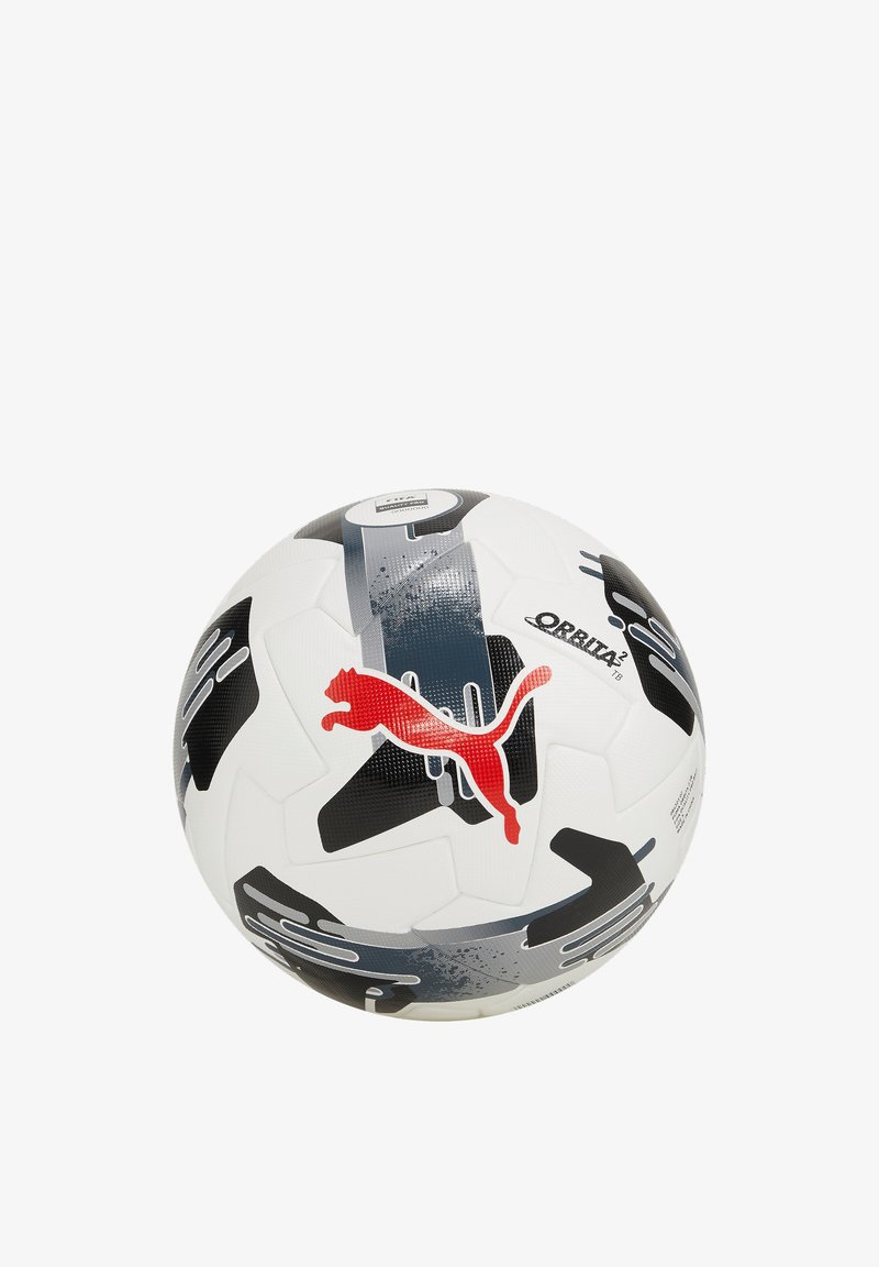 Palla da calcio Puma con una superficie bianca decorata da disegni geometrici neri e grigi e un prominente logo Puma rosso. Pannelli esagonali texturizzati.
