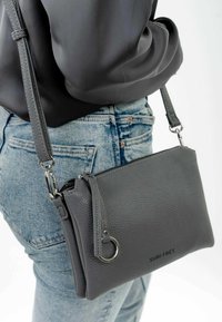 SURI FREY UMHÄNGE DEBBY - Borsa a tracolla - darkgrey