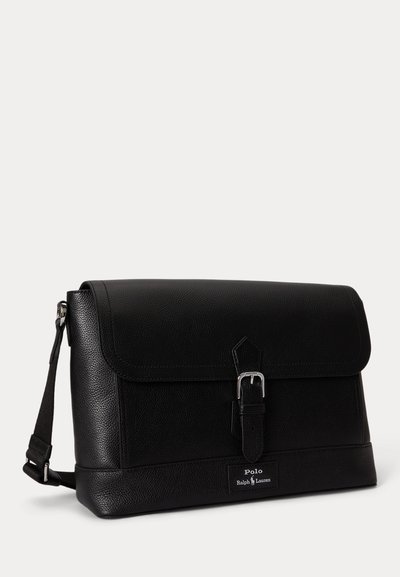 Μαύρη δερμάτινη τσάντα ταχυδρόμου με μπροστινό κλείσιμο με πόρπη και ρυθμιζόμενο λουράκι ώμου, λογότυπο Polo Ralph Lauren στο κάτω μέρος μπροστά.
