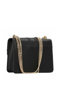 Borsa a mano in pelle nera con superficie texture, dotata di una tracolla in catena dorata e di una forma rettangolare con dettagli di cucitura orizzontale.