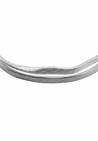 Bracciale in metallo argentato con una finitura texturizzata. Presenta un design ondulato con due fili paralleli che riflettono la luce con una lucentezza delicata.