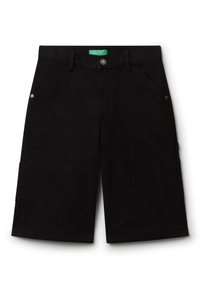 Pantalones cortos cargo negros hasta la rodilla con bolsillos delanteros, pasadores para cinturón, bolsillos laterales y una etiqueta verde en el interior de la cinturilla.