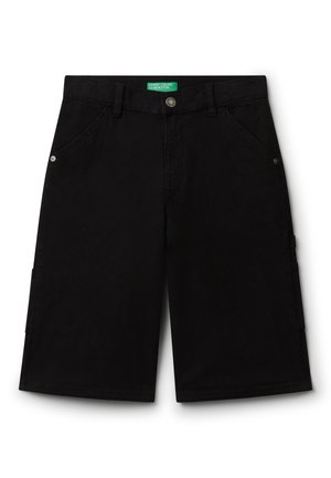 Shorts cargo noirs jusqu'aux genoux avec poches frontales, passants de ceinture, poches latérales et une étiquette verte à l'intérieur de la taille.