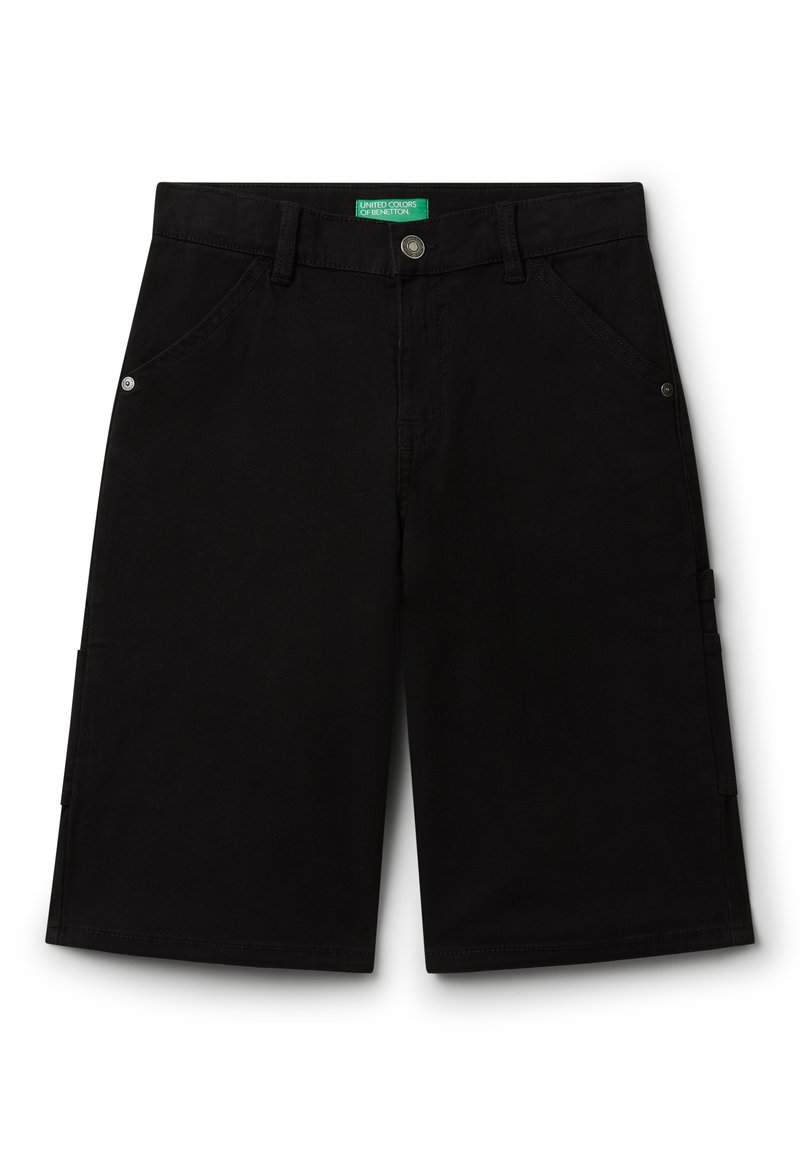 Pantalones cortos cargo negros hasta la rodilla con bolsillos delanteros, pasadores para cinturón, bolsillos laterales y una etiqueta verde en el interior de la cinturilla.