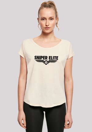 Beige t-shirt with a round neckline and short sleeves. Features "SNIPER ELITE" logo in black, with stylized wings below the text.