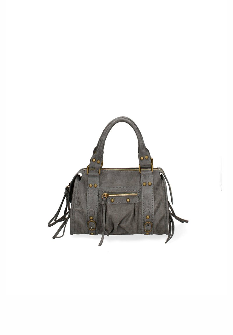 Sac à main en daim gris avec doubles anses supérieures, fermeture éclair, poche avant et détails en franges. Présente du matériel en ton doré et des accents en clous.