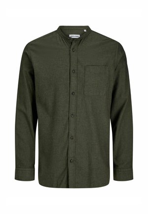 Tamnozelena košulja s dugim rukavima s mandarin ovratnikom, jednim džepom na prsima i teksturiranom tkaninom. Ima tamne dugmadi duž prednje strane.