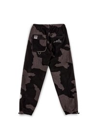 Pantalones de forro polar en camuflaje negro y gris con cintura elástica, bolsillo lateral y puños con cordón. Presentan detalles bordados en la parte posterior.