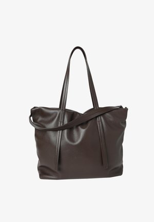 Ciemnobrązowa miękka torba typu tote z dwiema długimi rączkami i jednym paskiem na ramię na białym tle.