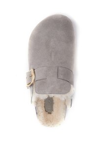 Pantofole in suede grigio con punta rotonda, cinturino regolabile, hardware dorato e rivestimento soffice color crema per il comfort. Presenta dettagli cuciti.