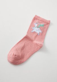 Calcetín de algodón rosa con textura acanalada. Presenta una ilustración de un unicornio azul y acentos verdes en el costado.