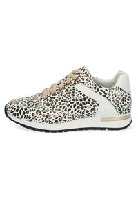 Witte sneaker met een zwart en gouden dierenprint, bovenwerk van textuurleer, beige veters en een zwarte rubberen zool met gouden accenten.