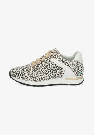 Witte sneaker met een zwart en gouden dierenprint, bovenwerk van textuurleer, beige veters en een zwarte rubberen zool met gouden accenten.