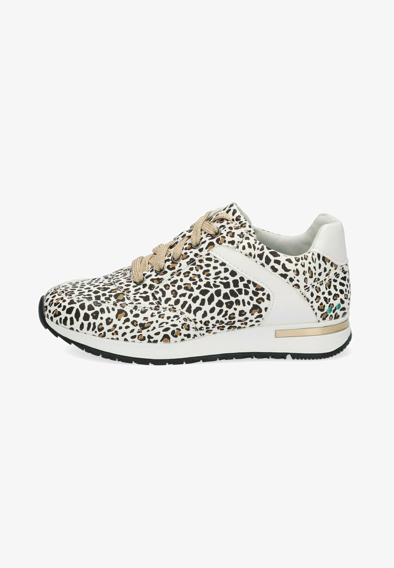Witte sneaker met een zwart en gouden dierenprint, bovenwerk van textuurleer, beige veters en een zwarte rubberen zool met gouden accenten.