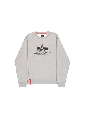 Szara bluza z okrągłym dekoltem, z czarnym logo "ALPHA INDUSTRIES" i czerwoną metką akcentującą na dolnym brzegu. Mieszanka bawełny, casualowy design.
