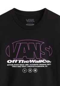 Sort bomuld t-shirt med rund halsudskæring, der har et stort lilla "VANS" logo og hvid tekst "Off The Wall Co." samt yderligere grafiske detaljer.