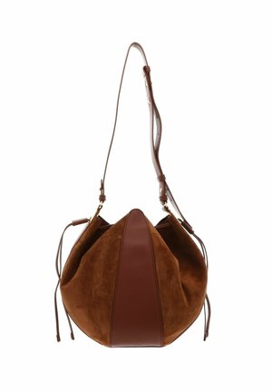 Sac seau en daim et cuir marron avec bandoulière réglable et fermetures à cordon sur fond blanc.