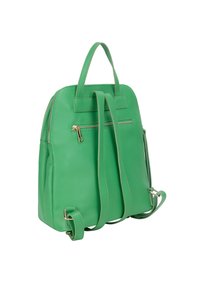 Zaino in pelle verde con due manici superiori e spallacci regolabili. Presenta accenti di zip dorate e una finitura testurizzata.