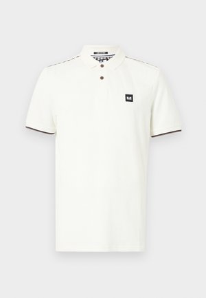Witte polo shirt van katoen, met een kraag, twee bruine knopen en een zwart logo-opdruk op de borst. Afgewerkt met bruine accenten.