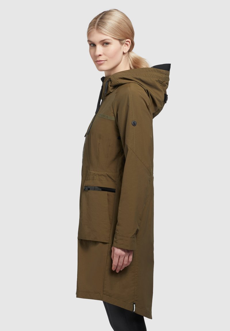 Olivgrüne, wasserdichte Parka mit Kapuze, langen Ärmeln, Vordertasche und Reißverschluss. Glatte Textur, einfaches Design und verstellbare Akzente.