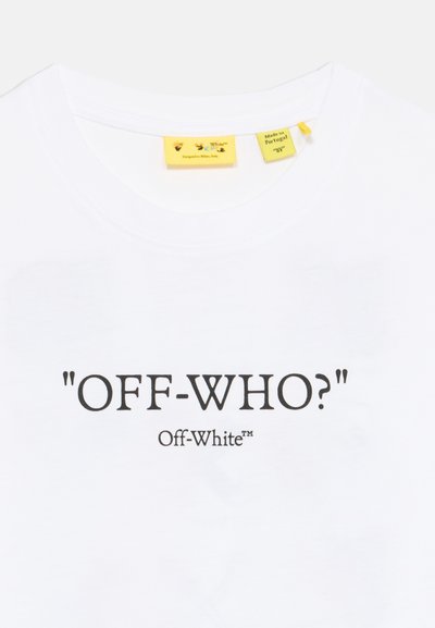 Λευκό μπλουζάκι με μαύρο κείμενο "OFF-WHO?" και "Off-White" από κάτω μπροστά, δείχνει δύο κίτρινες ετικέτες μέσα στον γιακά.
