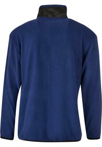 Giacca in pile di colore blu navy con colletto alto e dettagli neri. Presenta una texture morbida e maniche lunghe. Vista posteriore, senza chiusure visibili.