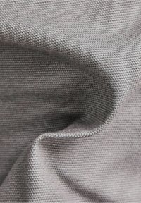 Šedá texturovaná látka s tkaným vzorem, která vykazuje jemný matný povrch. Má mírný lesk a hladce spadá.