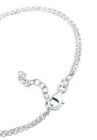 Collar de cadena de plata con un cierre de langosta, que presenta eslabones de diferentes tamaños y una textura suave y pulida. Marcado con "925" para plata de ley.