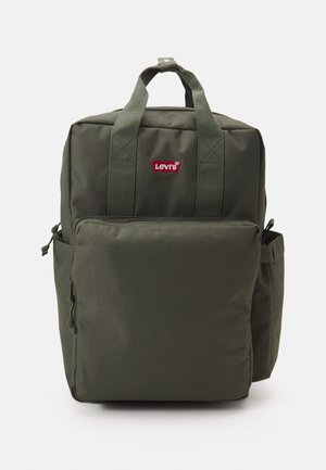 Mochila verde oliva hecha de una tela duradera, con un bolsillo frontal, dos bolsillos laterales y un logo rojo de Levi's en la parte frontal.