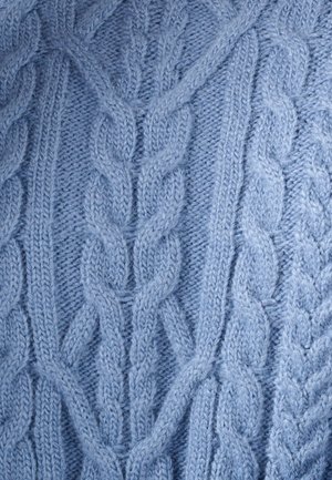 Lichtblauwe kabelgebreide trui met opvallende vlechtpatronen en een zachte, gestructureerde afwerking.