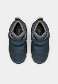 Baskets bleu pour tout-petits avec des pimpes en velcro, tige en suède et cuir texturé, col rembourré et semelle de couleur claire. Nom de la marque à l'intérieur.