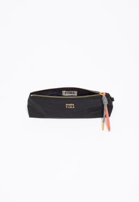 Estuche de lápices negro de nylon con cremallera dorada y logotipo. Presenta un borlas decorativa en gris y coral. Forma compacta y rectangular.