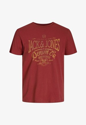 Rotes Baumwoll-T-Shirt mit einem goldfarbenen Grafikdruck, der den Text "JACK & JONES Denim Co" und Designelemente im Zusammenhang mit Motorrädern zeigt.