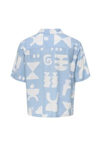Chemise bleu clair à manches courtes avec des formes géométriques abstraites blanches et des motifs, vue de dos, avec un col et une coupe ample.