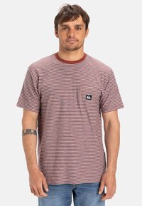 Gestreepte T-shirt in rood en blauwe tinten, met een ronde hals, korte mouwen en een borstzak met een zwart logo label. Katoenen stof.