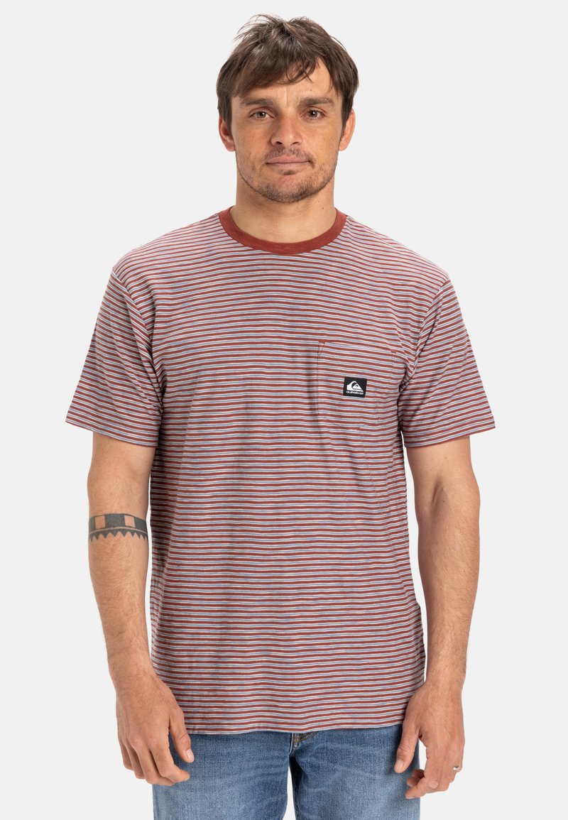 Gestreepte T-shirt in rood en blauwe tinten, met een ronde hals, korte mouwen en een borstzak met een zwart logo label. Katoenen stof.