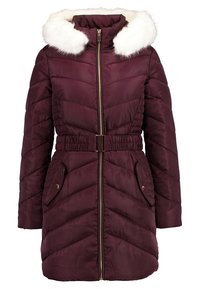 Bordeaux pufferjacka med huva av falsk päls, dragkedja fram, elastisk midja och två sidofickor. Har en quiltad textur och detaljer i guldton.
