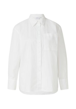 Biała koszula z długim rękawem na guziki, z kołnierzykiem i kieszenią na piersi, wykonana przez markę Comma, prezentowana na prostym tle.