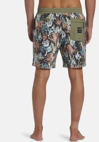 Shorts de bain avec un motif de récif corallien dans des couleurs pastel sur fond noir. Comprend une ceinture élastique verte et une poche latérale.