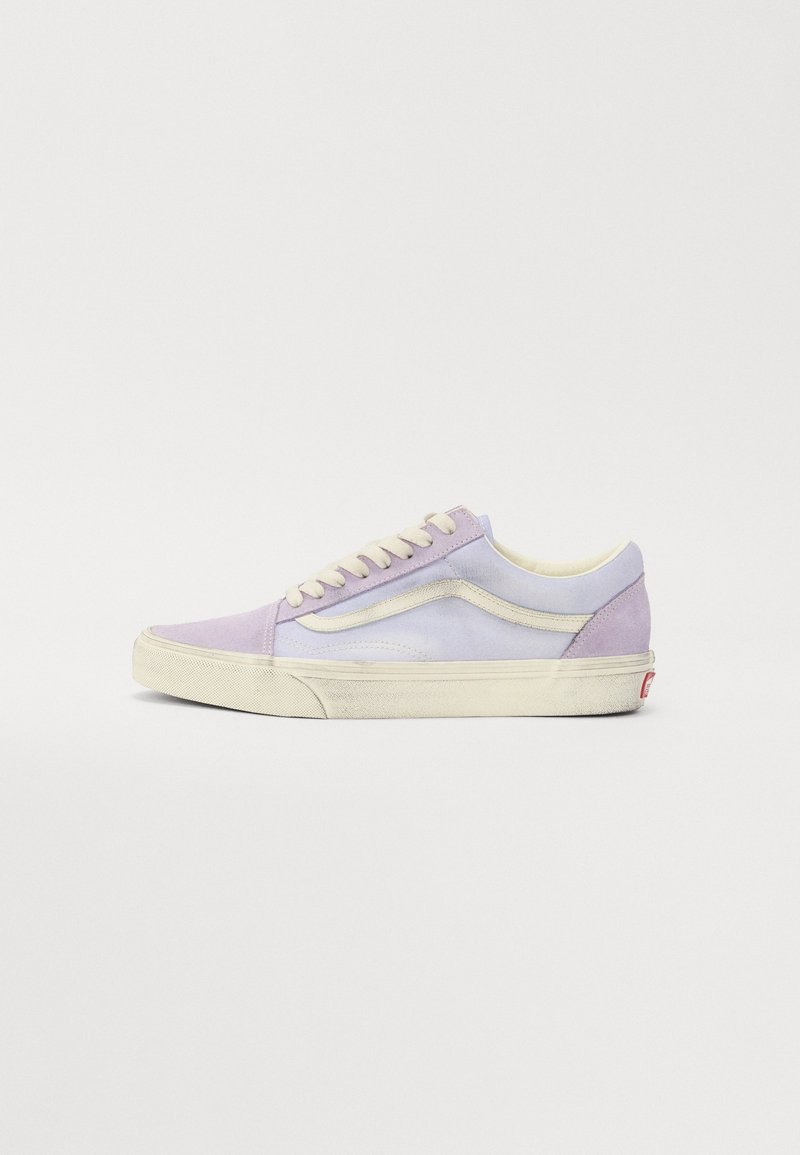 Baskets Vans en suède violet clair et lavande, avec des accents blancs et une semelle en caoutchouc crème à finition texturée. Design classique.
