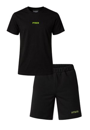 Completo con T-shirt nera a maniche corte e pantaloncini con scritta "PYREX" color giallo neon sul petto e sulla gamba sinistra, vita elasticizzata sui pantaloncini.