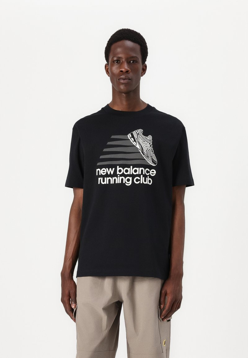 Juodas medvilnės marškinėliai su balta grafika, vaizduojančia bėgimo batelį, ir tekstu „new balance running club“ dideliais šrifto rašmenimis. Trumpomis rankovėmis, apvaliu kaklu.