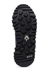 Svart gummisul med framträdande stjärnformade mönster, räfflor och en silverlogotyp. Innehåller varierande texturer och ett mönster för grepp.