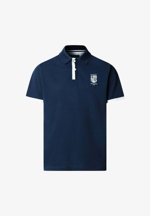 Laivastonsininen poolopaita, jossa valkoinen napillinen rintalista ja hihansuut. Vasemmassa rinnassa Hackett London Rowing Clubin logo.