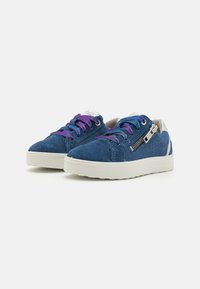Baskets en daim bleu avec des lacets multicolores, semelles en caoutchouc blanches et détail de fermeture éclair sur le côté. Texture lisse avec des accents de couture.