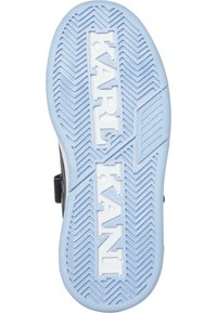 Fekete sneaker talp, kék gumialappal, cikk-cakk mintázattal a tapadás érdekében. A "KARL KANI" fehér színnel kiemelten van gravírozva.