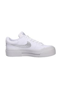 Witte lage sneakers met een gestructureerde zilveren swoosh, rubberen zool, vetersluiting aan de voorkant en een geribbelde hak voor extra hoogte.