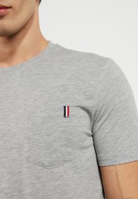 Pier One 2 PACK  - T-shirts - black/mottled grey
