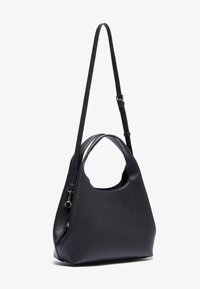 Borsa a spalla in pelle nera con finitura texturizzata, parte superiore curva e tracolla regolabile; presenta una tasca con zip sul lato.
