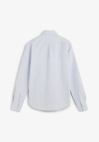 Camisa de vestir de manga larga azul claro vista desde la parte trasera con puños abotonados y un plisado central en la parte inferior del yugo.